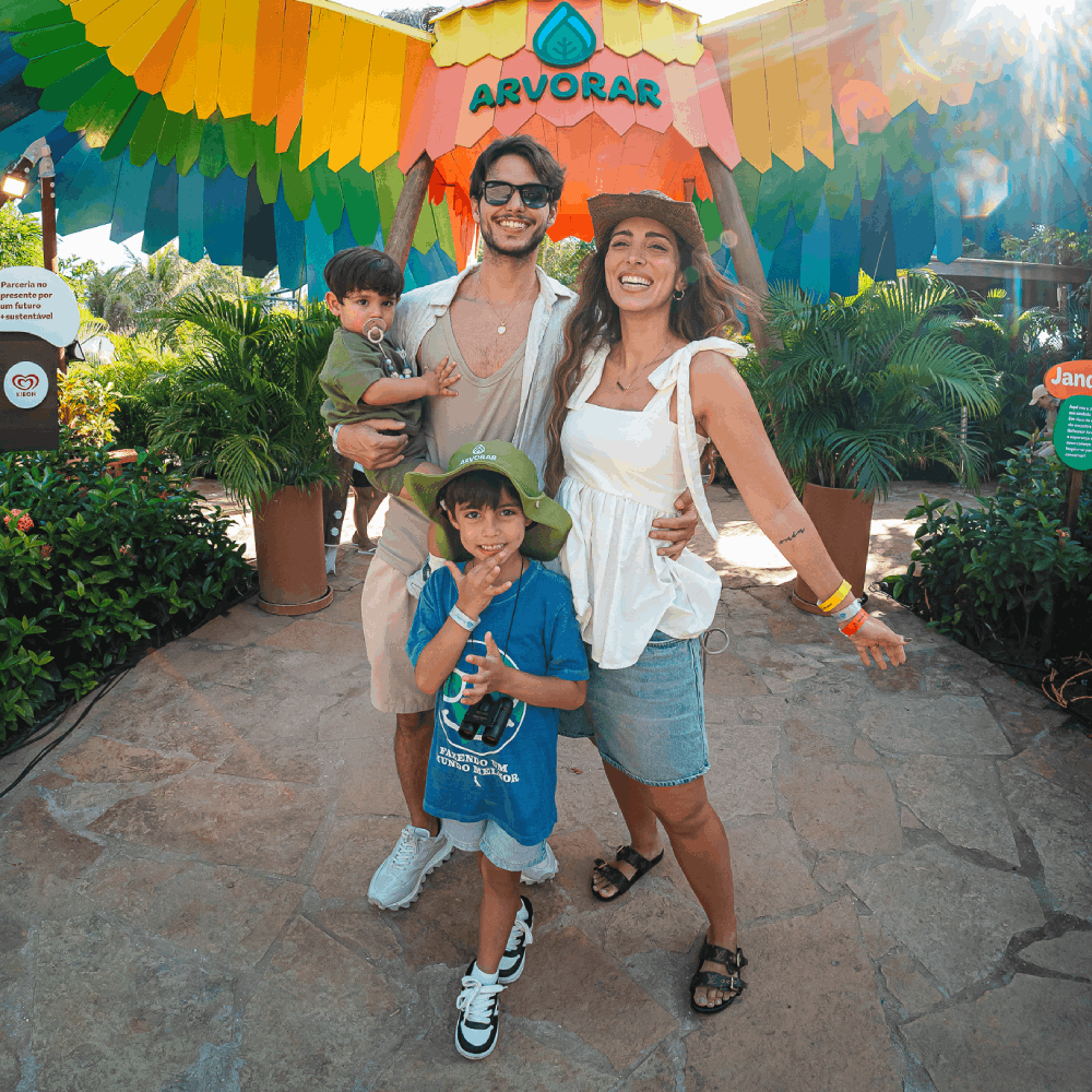 Jade Seba e Bruno Guedes com os filhos no Parque Arvorar, nova atração do Beach Park